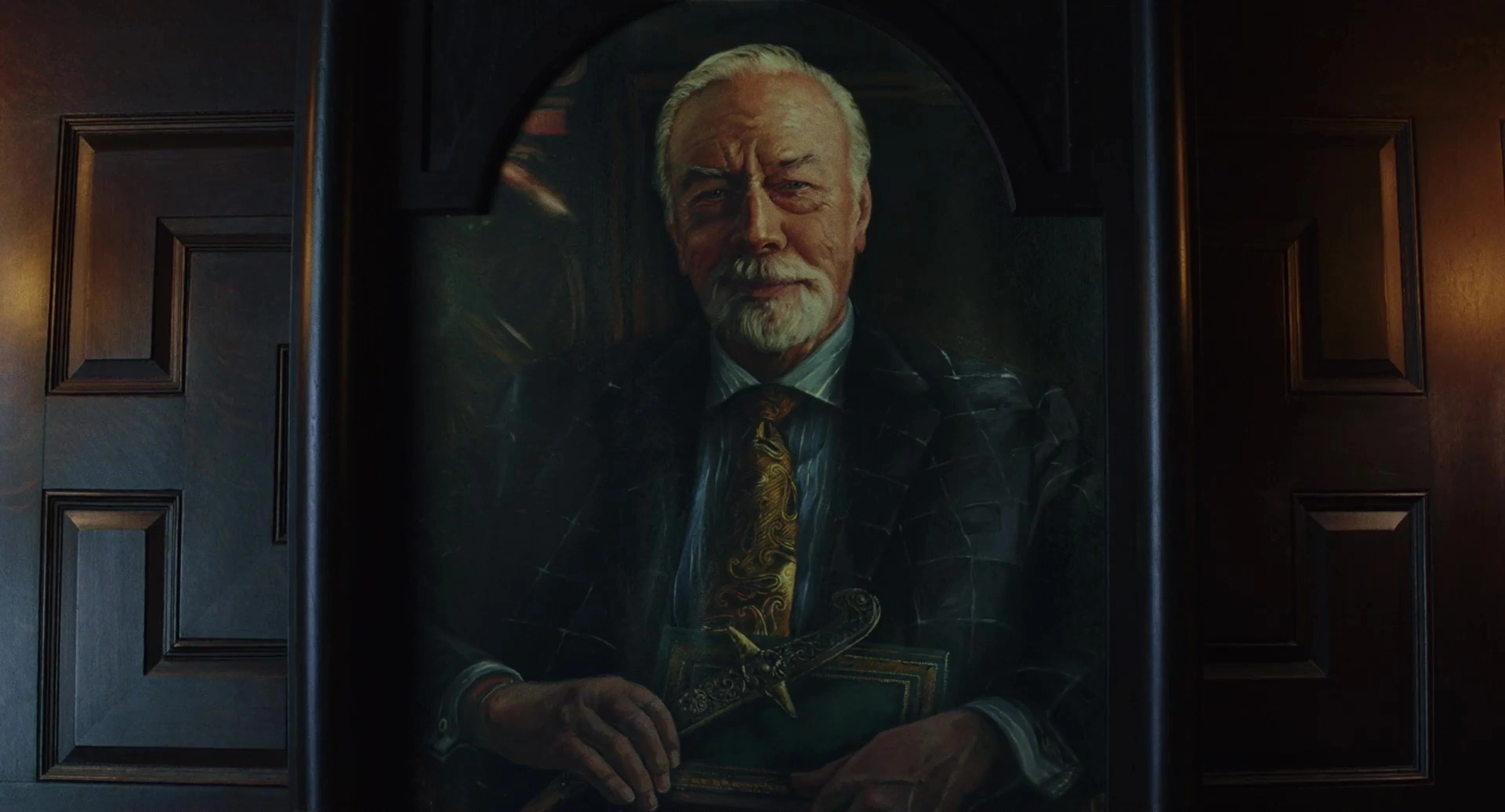 Харлан улыбается