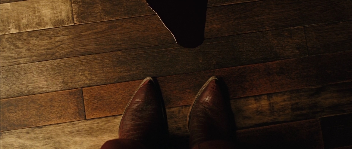 Чигур очищает обувь